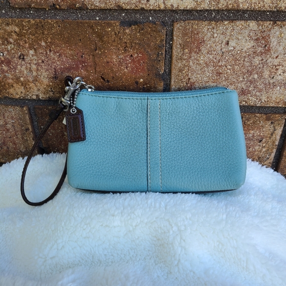 NWT!💎RARE COACH Soft Pebble Leather wristlet 🩵 - Picture 1 of 15